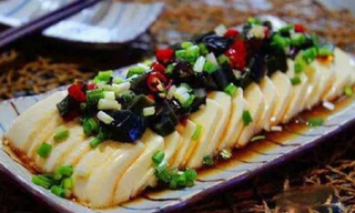 13 皮蛋豆腐Tofu con uovo fermentato