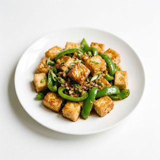Tofu di pesce saltato con peperoni verdi
