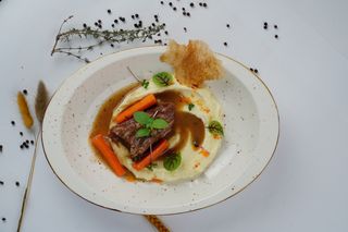 Томленое мясо с пюре (350г)