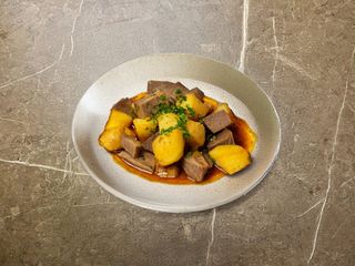 Томлёный говяжий язык с картофелем по-домашнему (320г)