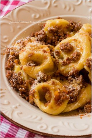 Tortelli mugellani al ragù di carne toscana - mezza porzione