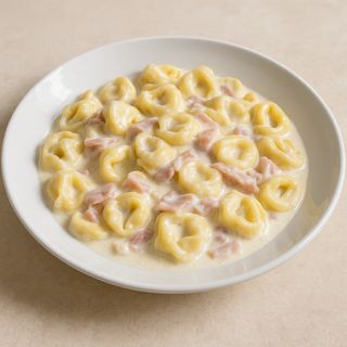 Tortellini panna e prosciutto