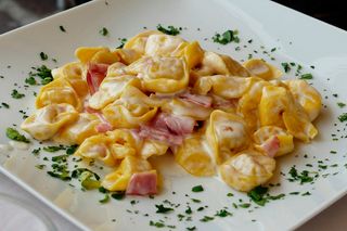Tortellini con panna e prosciutto