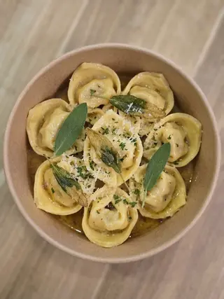 Tortelloni di ricotta con burro e salvia