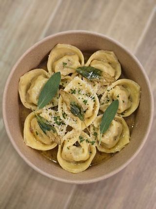 Tortelloni di ricotta con burro e salvia