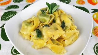 Tortelloni ricotta e spinaci con burro e salvia