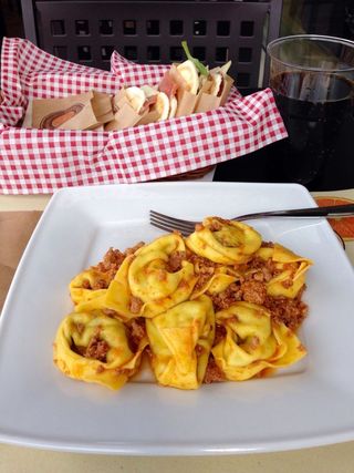 Tortelloni ricotta e spinaci con ragù