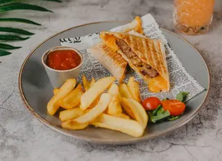 Tortilja burger juneći