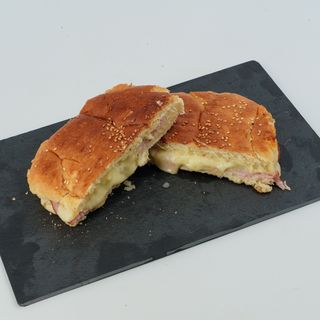 Tost sa pečenicom