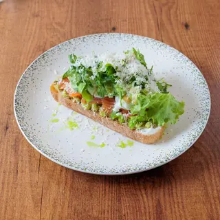 Tost sa lososom, avocadom i poširanim jajetom