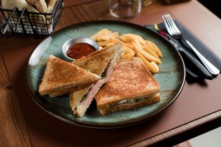Tost sendvič i pomfrit