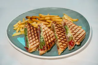 Tost sendvič s Njeguškom pršutom