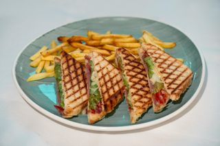 Tost sendvič s Njeguškom pršutom