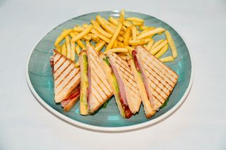 Tost sendvič sa šunkom