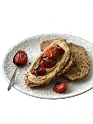 Tosta de Húmus & Legumes com Nachos