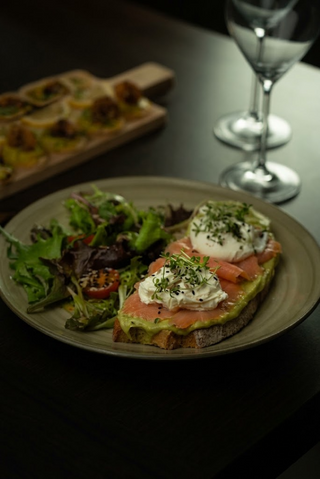 Tosta de abacate com salmão