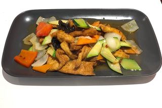 Tofu fritto con verdure piccante（家常豆腐）