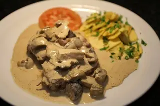 Tournedó do Lombo com Cogumelos Silvestres e Batata Frita