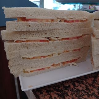 Tramezzino gamberetti, salsa rosa, lattuga