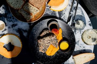 Tuna u korici od crnog i bijelog seusama s pireom od mrkve