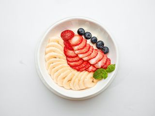 Творог с бананом и ягодами (500г)