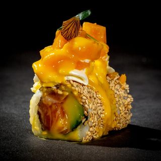 U02. Salmon mango roll