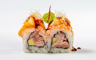 U04. Salmon mango roll