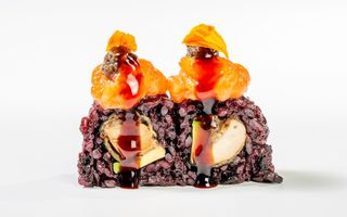 U39. Black funghi e salmon roll