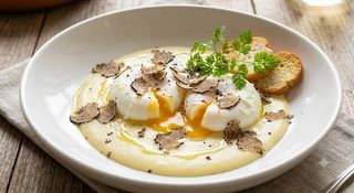 Uova pochè con fondente di taleggio e tartufo