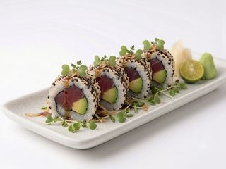 Uramaki maguro avocado