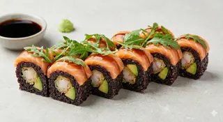 Uramaki rucola roll