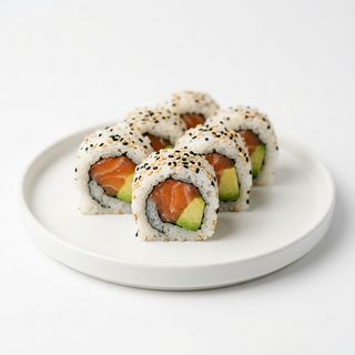 Uramaki sake avocado