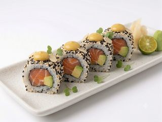 Uramaki sake avocado