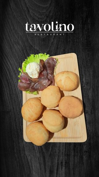 Uštipci s kajmakom i suhim mesom