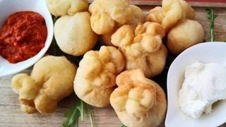 Uštipci punjeni sirom i pršutom, uz kajmak i ajvar