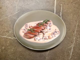 Утка под грибным соусом (300г)