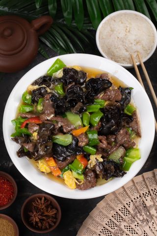 Говядина с грибами и яйцом (350г)
