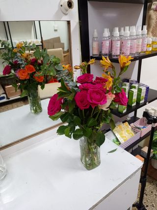 Vase + flowers