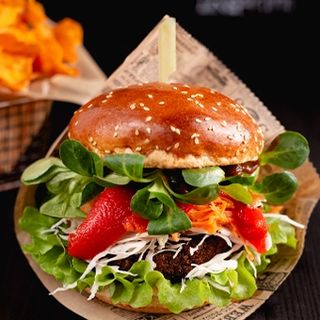 Veganski burger i chips od batata