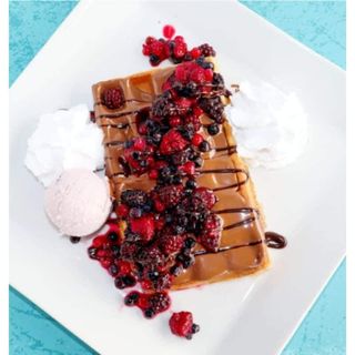 Voćni waffel sa sladoledom