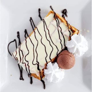 Waffel sa bijelom čokoladom i sladoledom