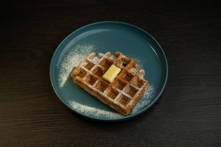 Waffle Clássico com Manteiga e Maple Syrup