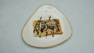 Waffle sa čokoladom i sladoledom