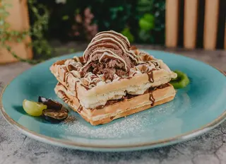 Waffle s Eurokremom i sezonskim voćem