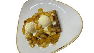 Waffle sa flambiranim voćem i sladoledom
