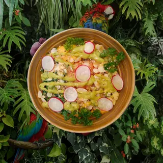 Poke bowls di riso, pesce fresco, frutta e verdure
