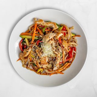 Wok s rezancima od jaja i piletinom