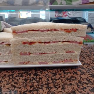 Wurstel, ketchup, mozzarella, maionese