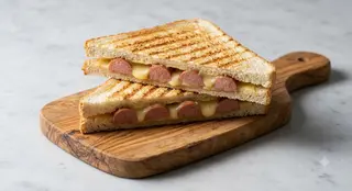Toast  würstel e formaggio