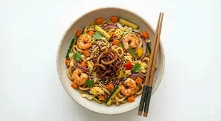 Yaki udon con gamberi